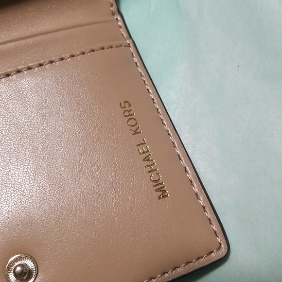 Michael Kors Izzy Small Leather ID Billfold Wallet - Picture 7 of 9